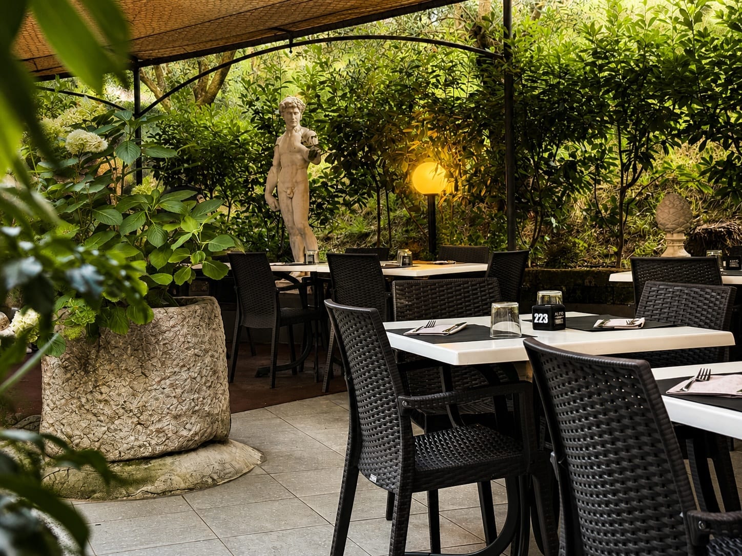 Außenbereich des Ristorante Alfio in Dro während der warmen Jahreszeit